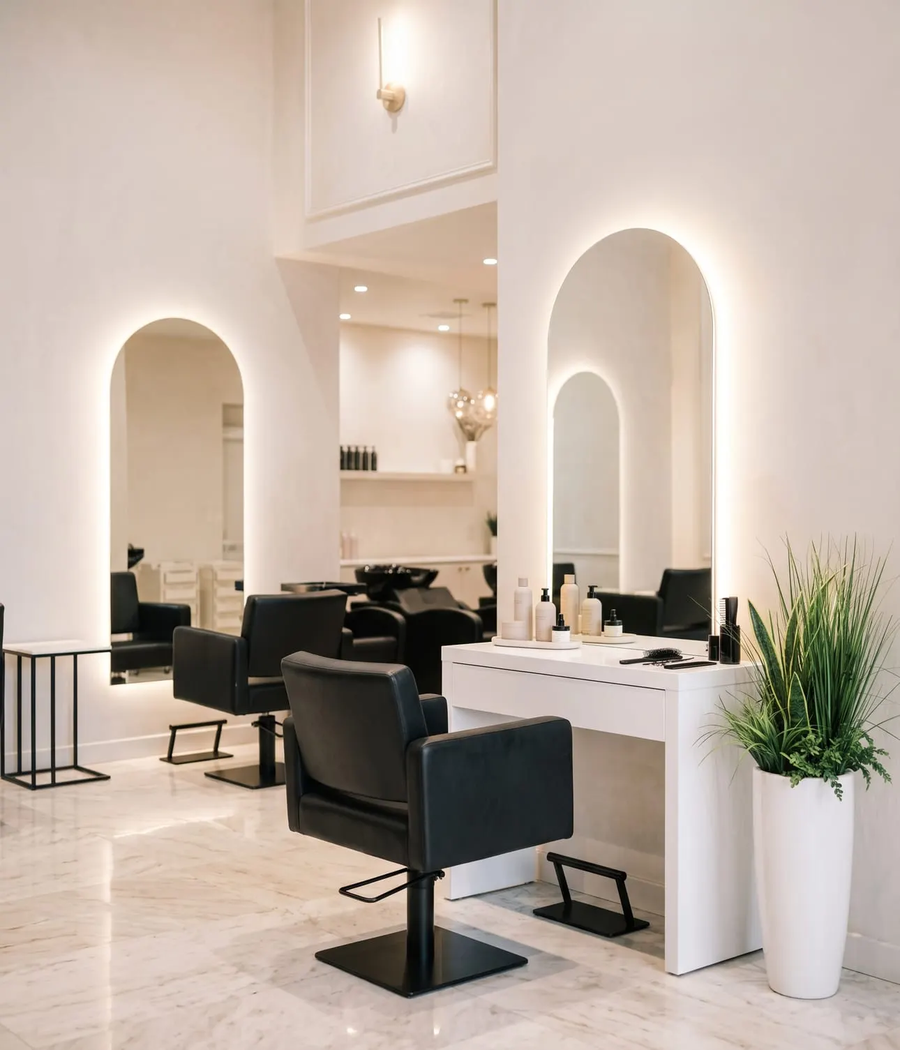 Interiorul luminos al unui salon de coafură modern, cu scaune negre și oglinzi în formă de arcadă